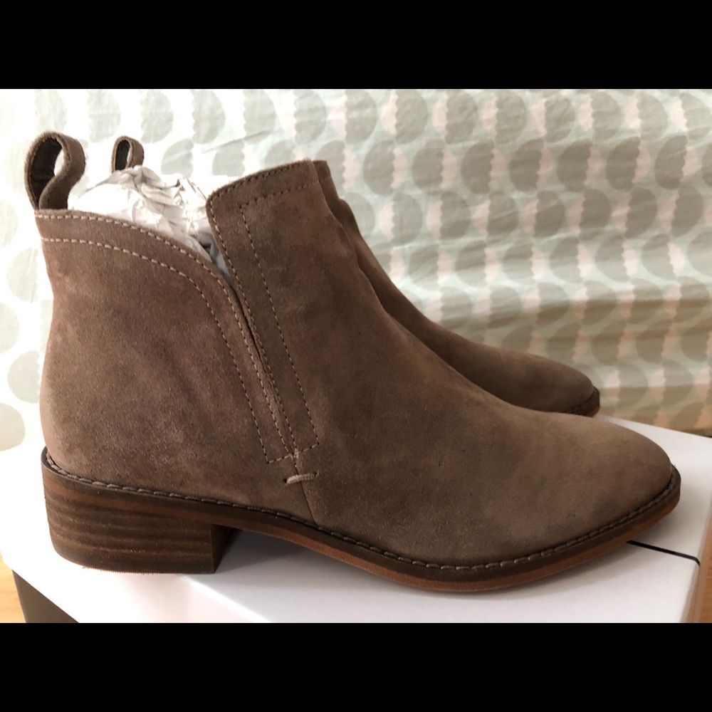 NIB Dolce Vita Tessey Ankle Boot Dark Taupe Suede